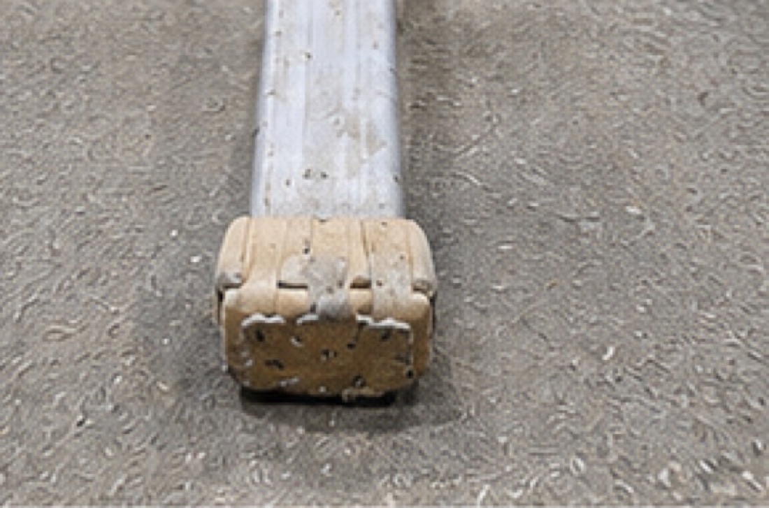 Gestauchtes Holmende einer Aluminiumleiter