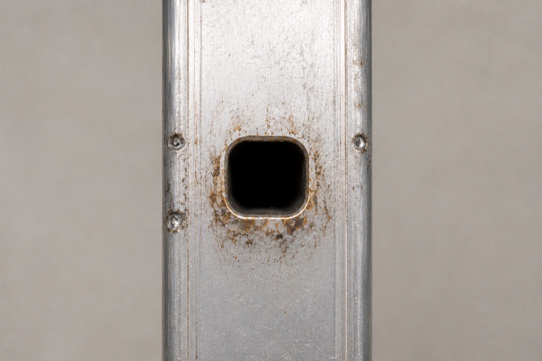 Lochfraß und Korrosion am Holm einer Aluminiumleiter