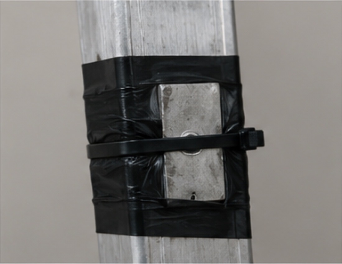 Unsachgemäße Reparatur einer Leiter mit Bandage und Kabelbindern